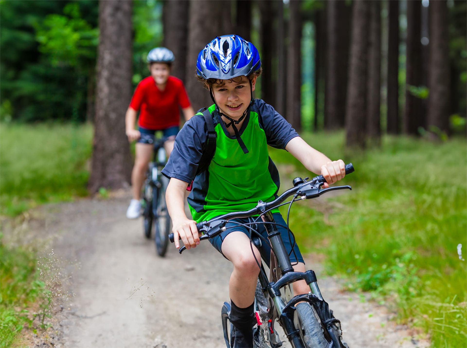 Kind fährt Fahrrad