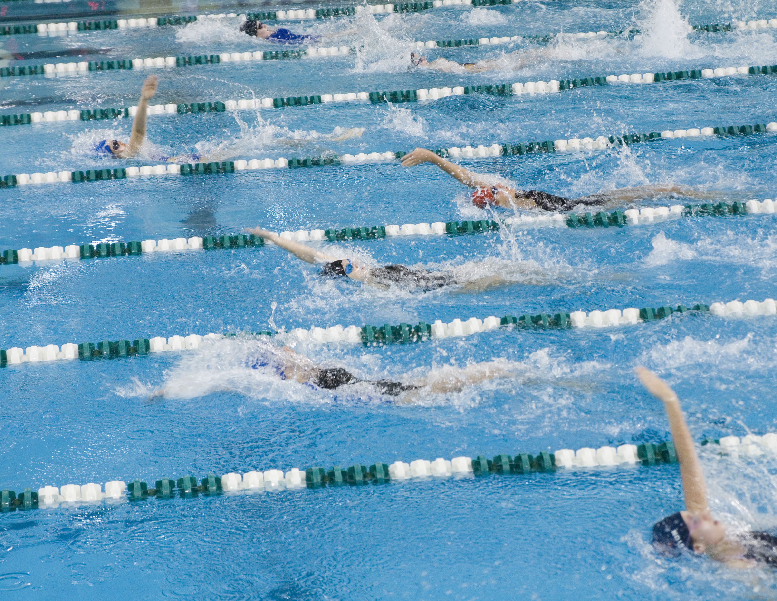 Familie schwimmt