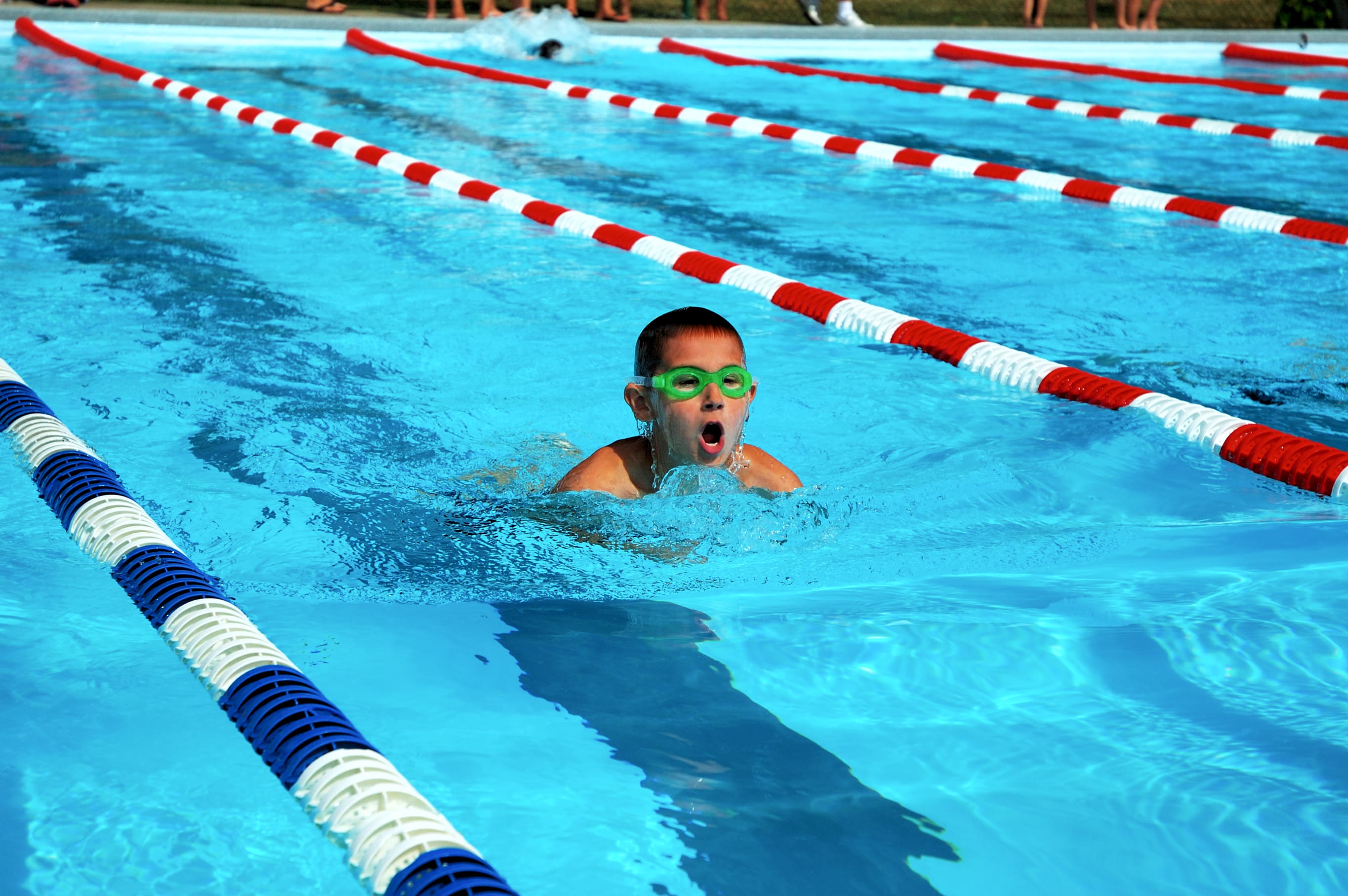 Kind schwimmt